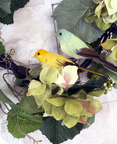 オブジェをプラスするフラワーアレンジ