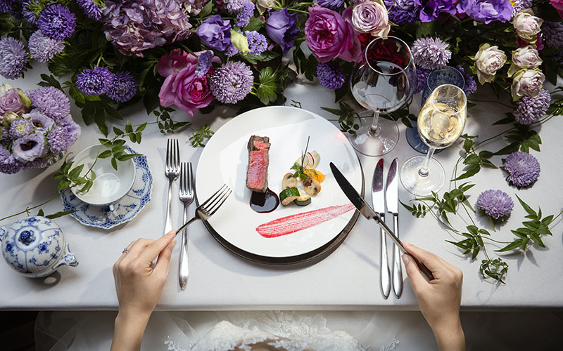 結婚式のテーブルマナー。基本を心得てお食事美人に♪