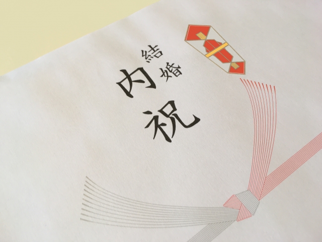 結婚式のご祝儀、基本的にはお返し不要！多く頂いたらどうする？